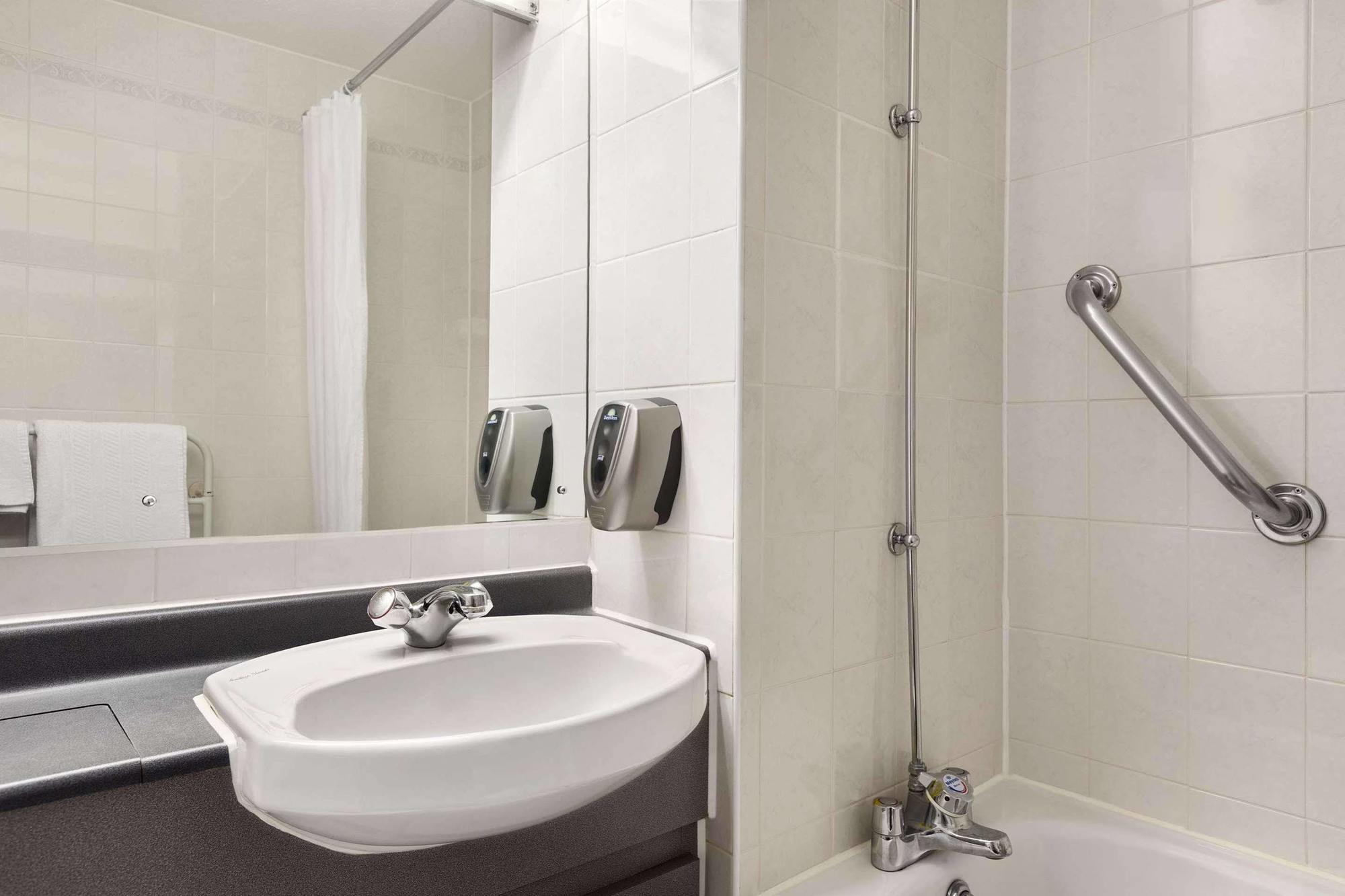 Hotel Days By Wyndham Sevenoaks Clacket Lane 3*
